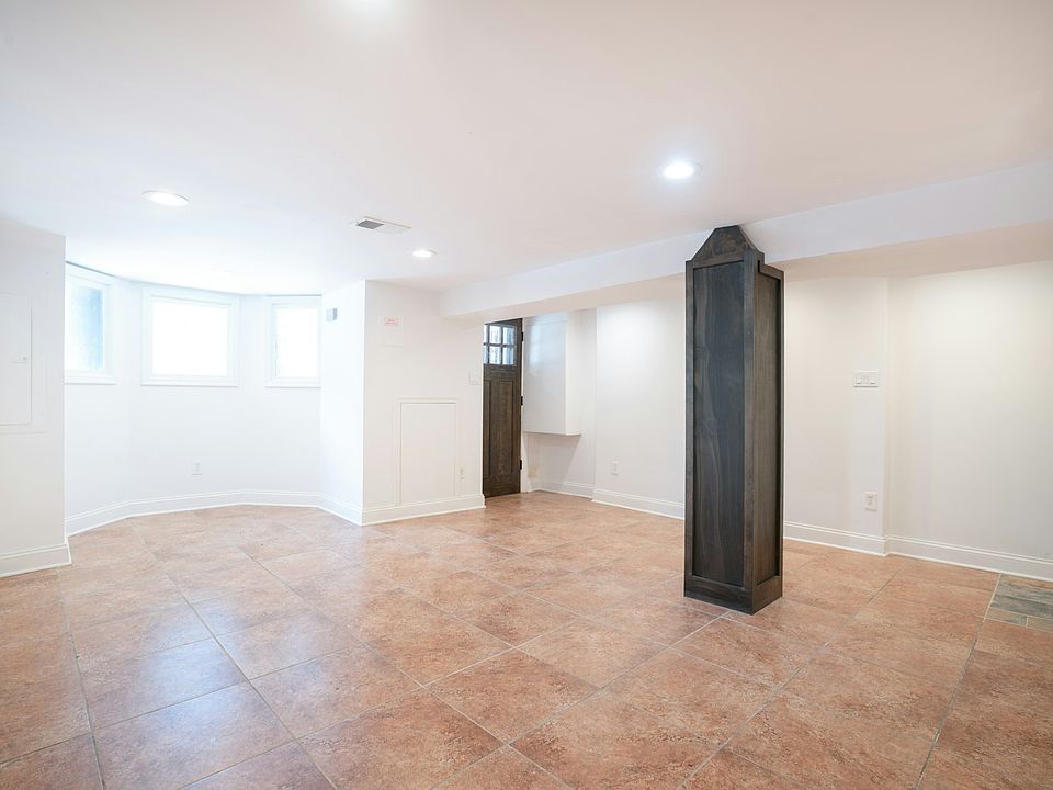 Newly renovated spacious and bright studio