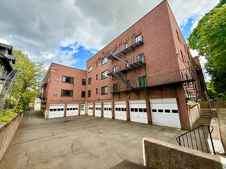 570 Whitney Ave #L3 — Photo 10