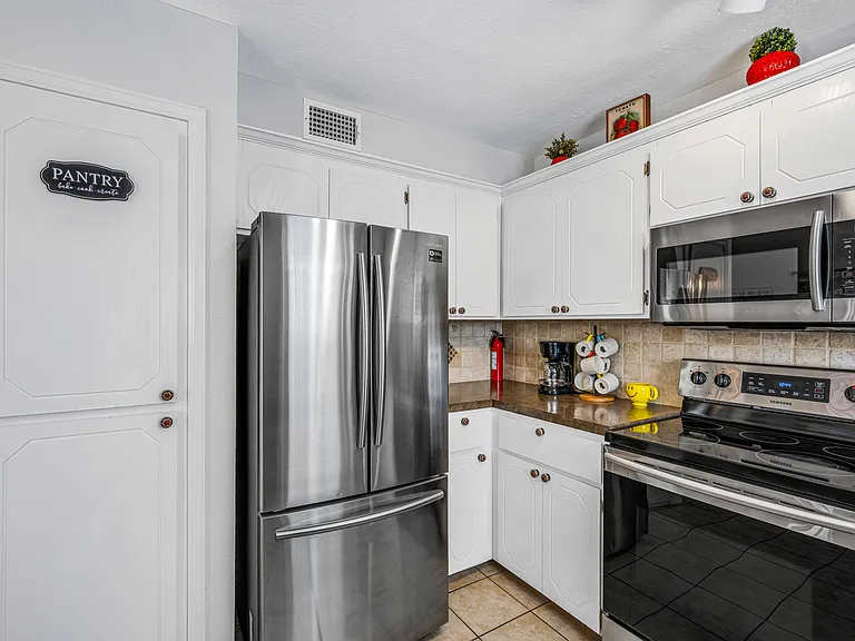 706 NW Micklegate Blvd — Photo 9