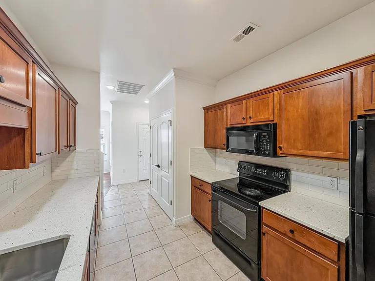 904 W Dixson St — Photo 11