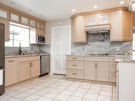 3rd image of 2618 Meadowridge Dr