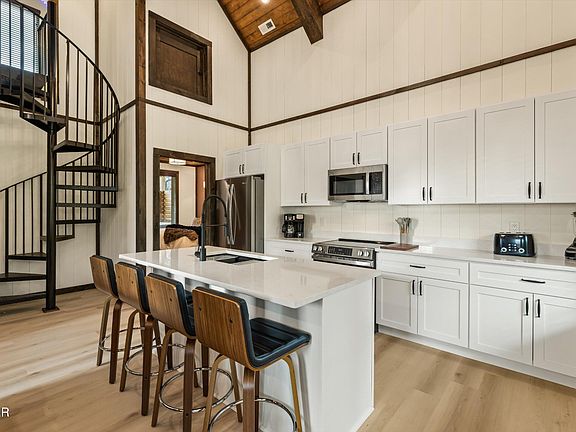4th image of 587 Warbonnet Way