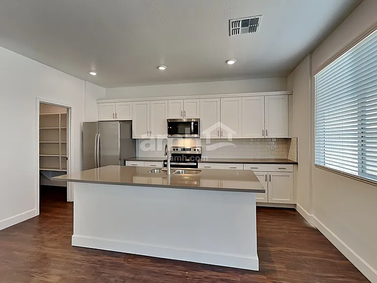 17154 W Golden Ln — Photo 5