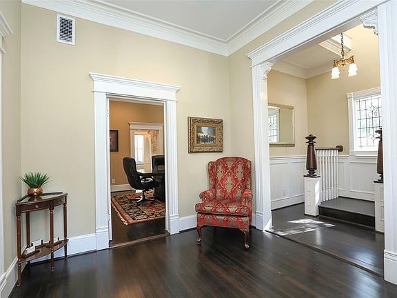 Stunning Foyer to Greet Family or Guests.