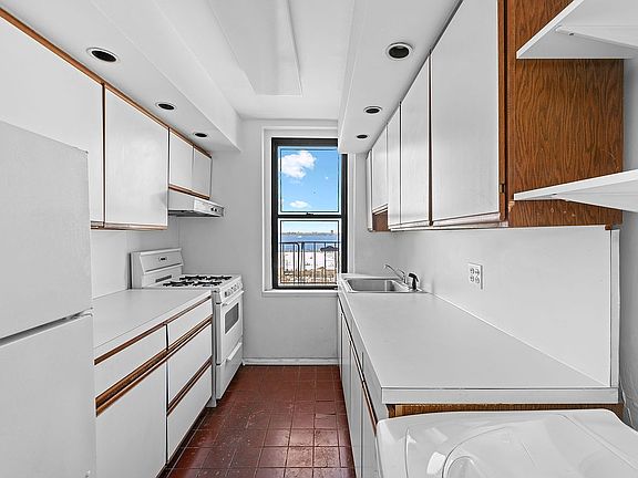 5th image of 2 Grace Ct APT 3X