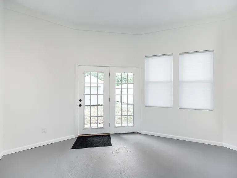 2702 E Main St — Photo 16