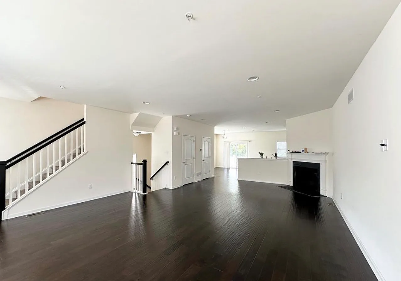 3 bed, 2811 sqft, $3,595 — Photo 1