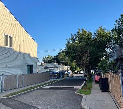 Exterior Neighborhood (street photo)