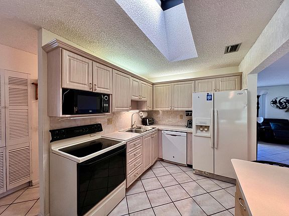 5th image of 3465 Amalfi Drive