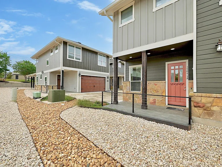 1704 Cedar Bend Dr #5B — Photo 2