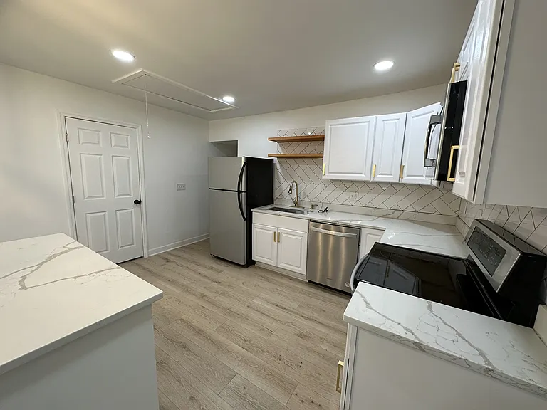 519 Elgin St — Photo 7