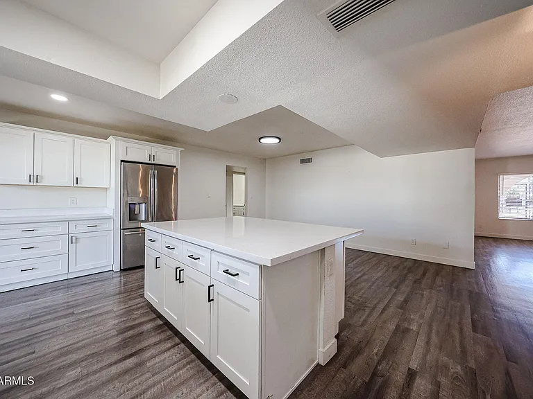 1803 W Maryland Ave — Photo 22