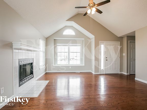 4th image of 1049 NE Queens Cir