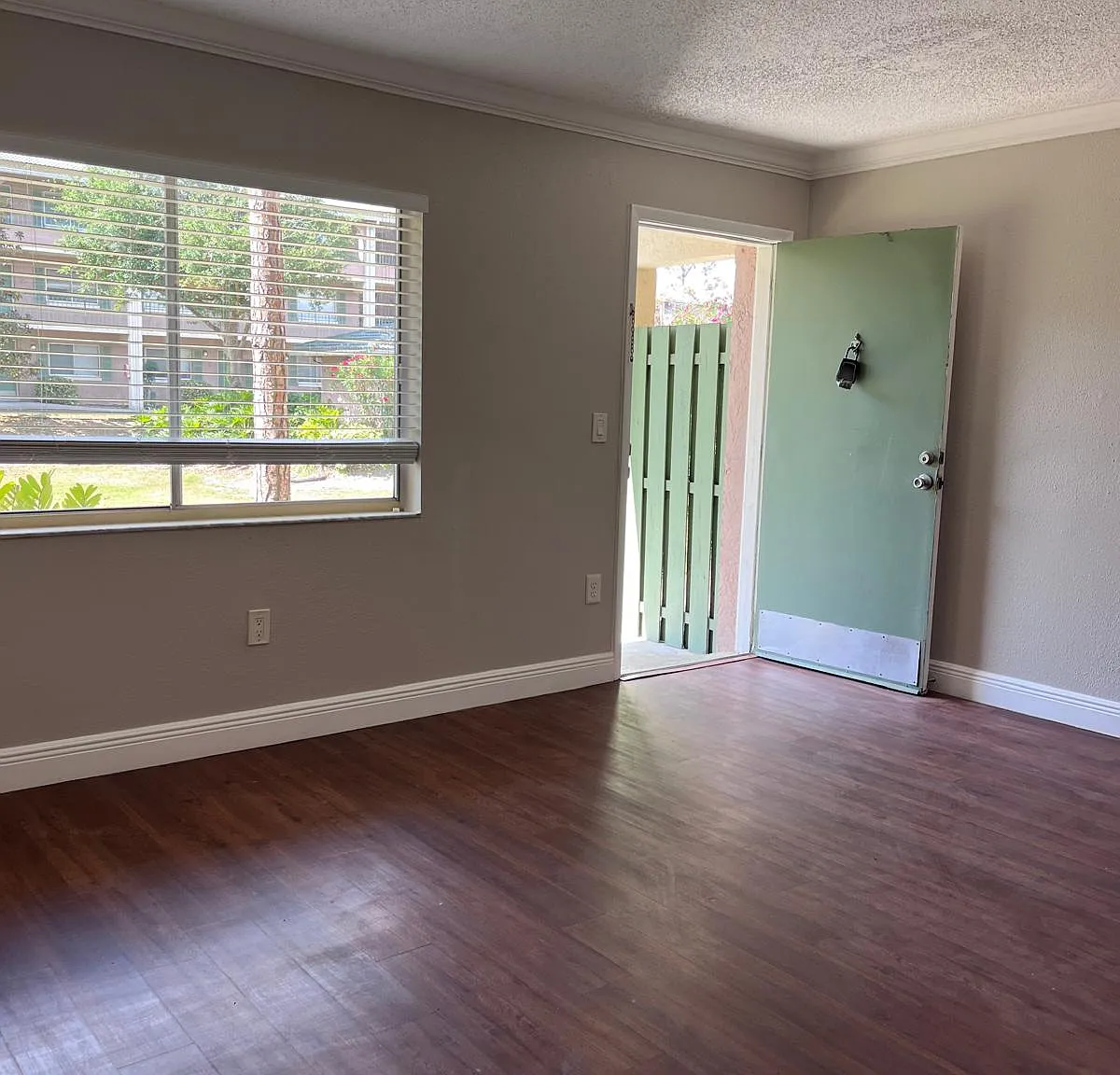 133 Oyster Bay Cir — Photo 1