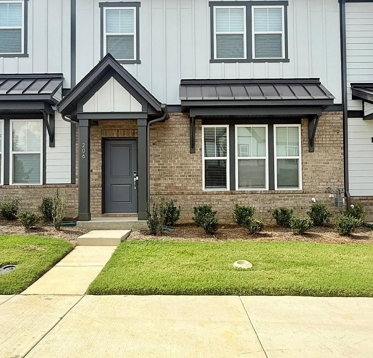 3 bed, 2.5 bath, 2001 sqft, $2,400 — Photo 1