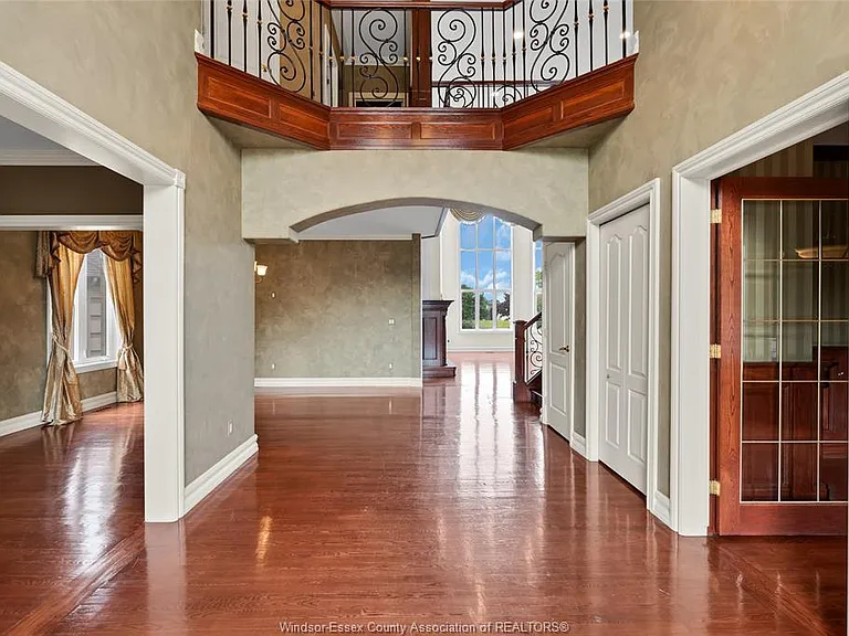 1585 Stoneybrook Cres — Photo 4
