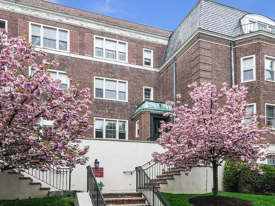 1st image of 4 Chateaux Cir APT 4G