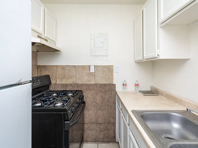 2562 Traction Ave #6 — Photo 6