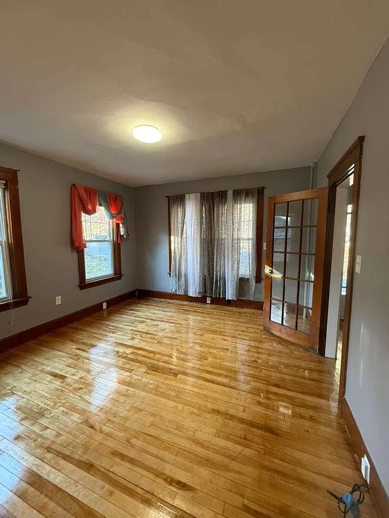 4 bed, 1.0 bath, 900 sqft, $2,900 — Photo 2