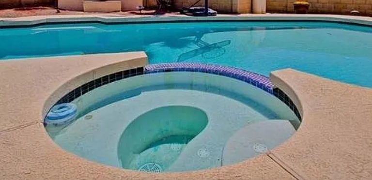 Private spa connected to the pool, ideal for unwinding and enjoying the outdoor space.