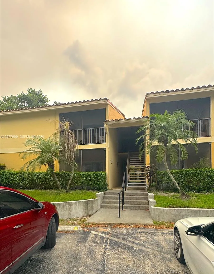 Royal Poinciana Condo — Photo 1