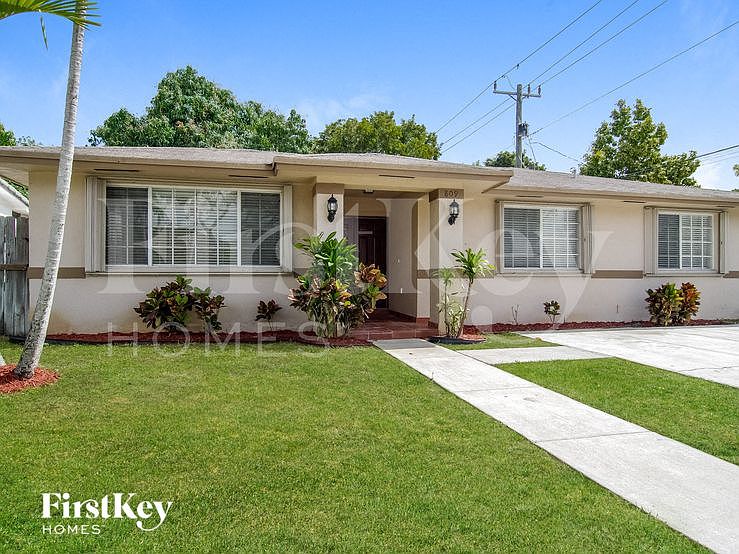 1st image of 809 SW 8th Ave