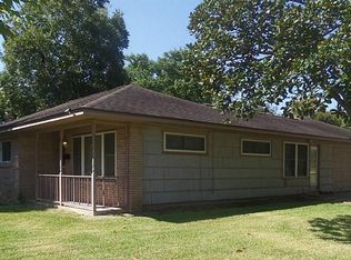 133 Chestnut St, Lake Jackson, TX 77566