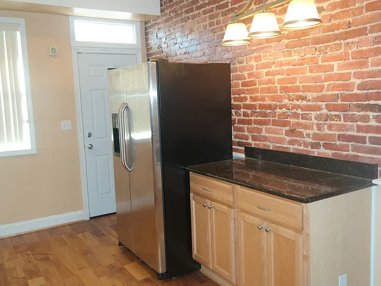132 N Linwood Ave — Photo 5
