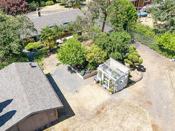 3rd image of 1600 Seacrest Rd