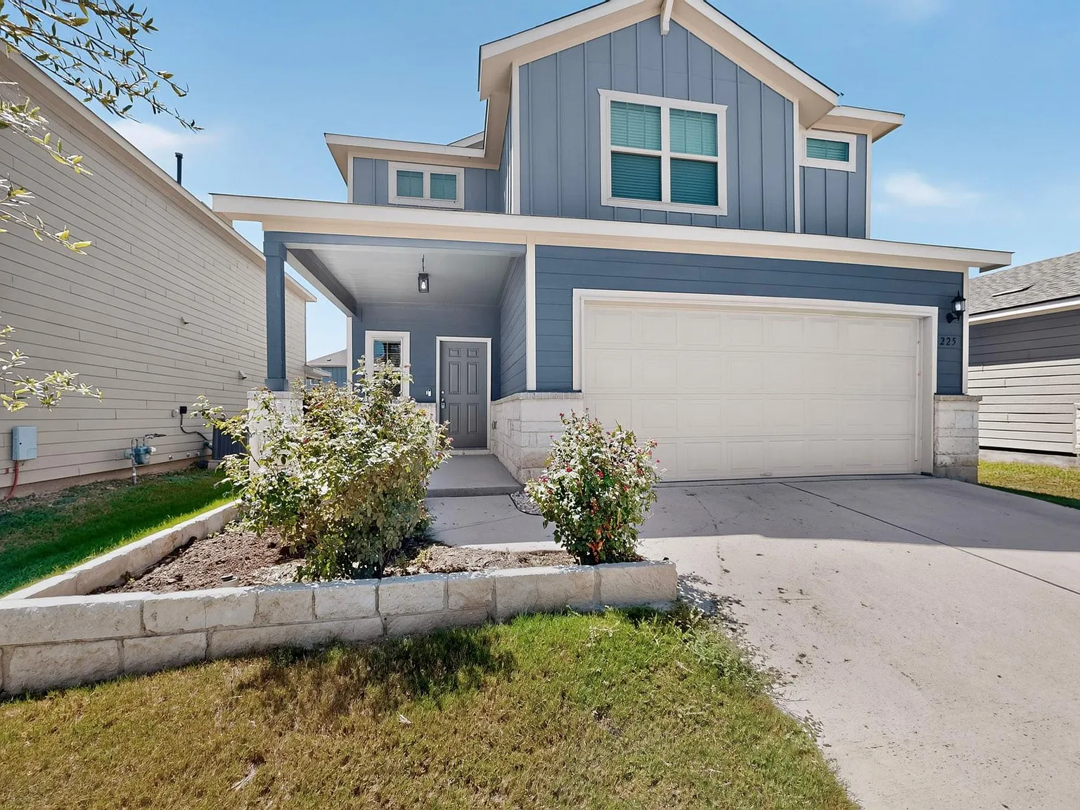 4 bed, 3.0 bath, 2160 sqft, $2,300 — Photo 2