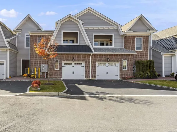 234 Coach Drive #234, Woodbury, NY 11797