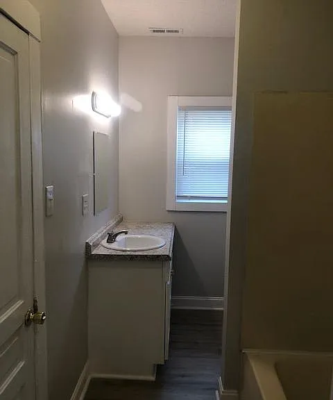 117 E Henderson St — Photo 3
