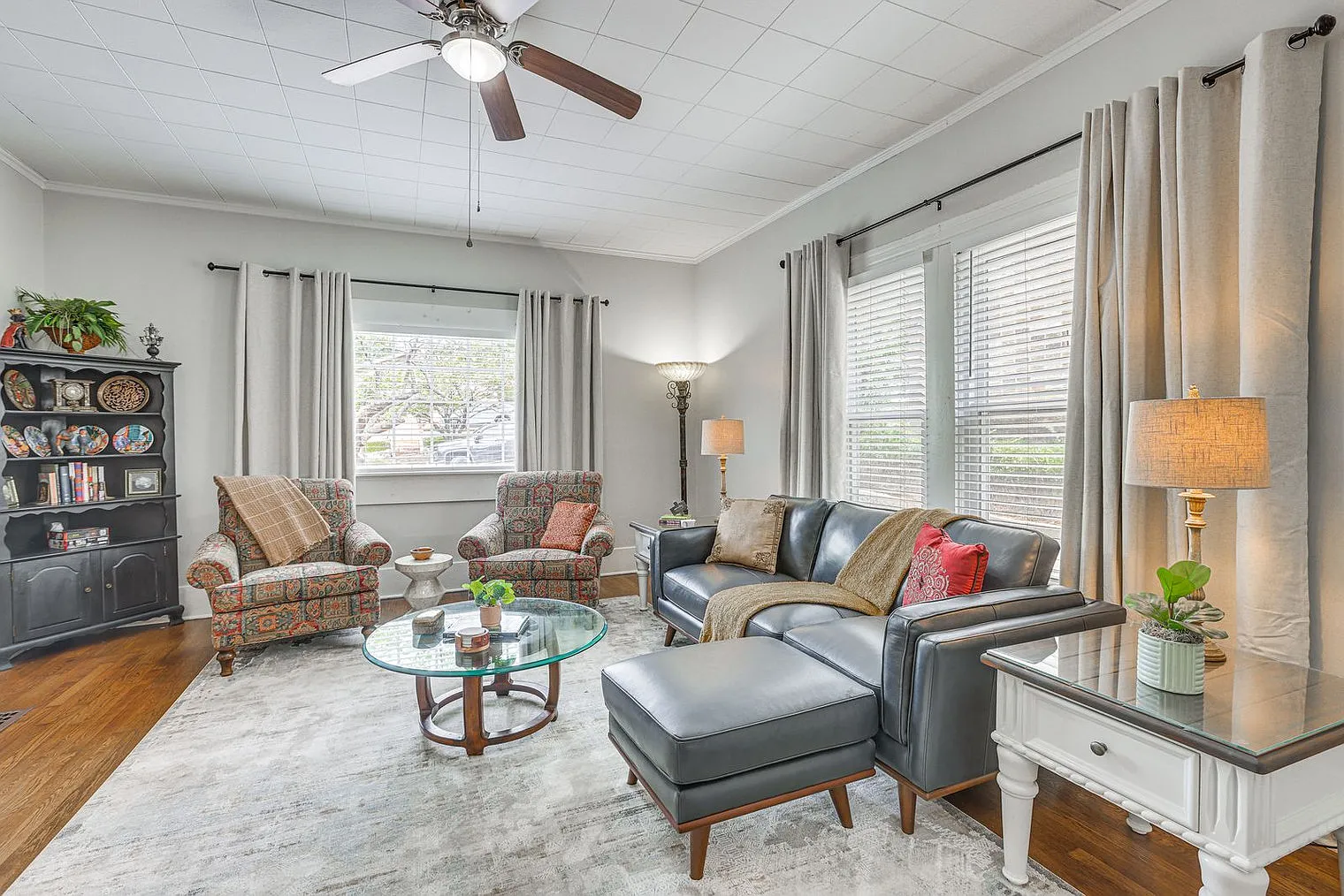 2 bed, 1.0 bath, 1399 sqft, $3,340 — Photo 3