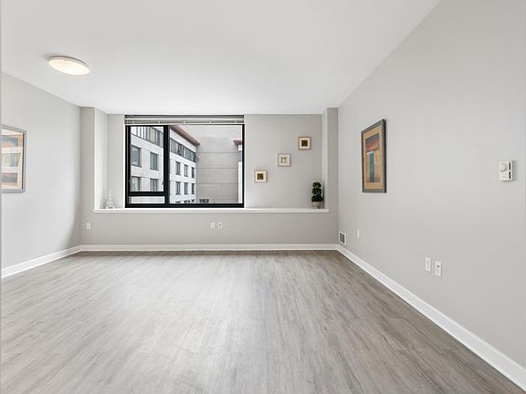 3rd image of 260 King St Unit 565