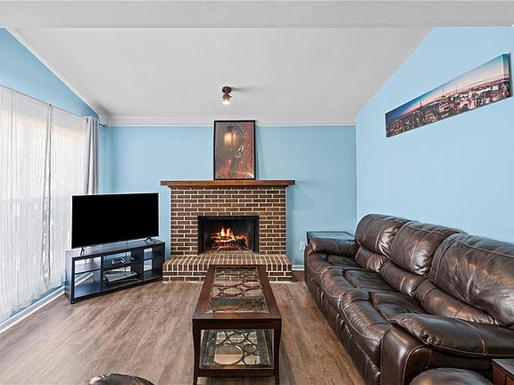 3rd image of 547 Picketts Bend Cir