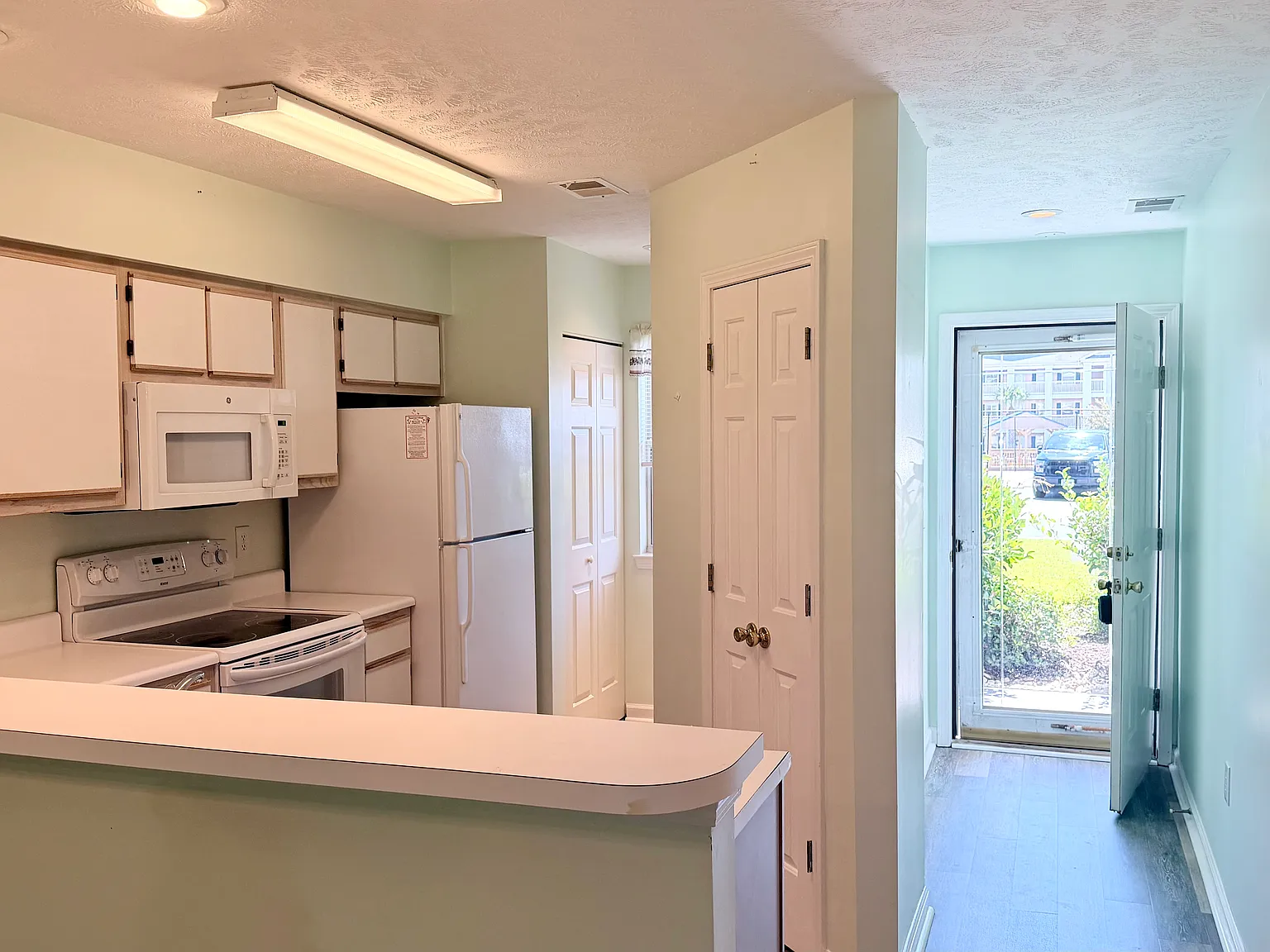 2 bed, 1100 sqft, $1,650 — Photo 3