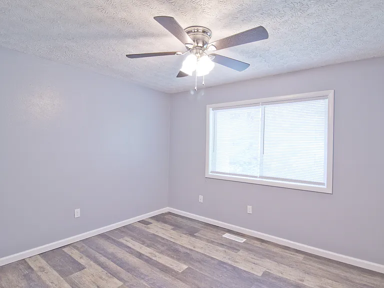 211 Glenlake Dr — Photo 11