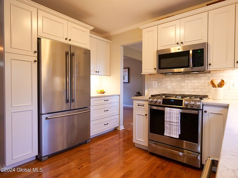 3rd image of 554 Acland Boulevard