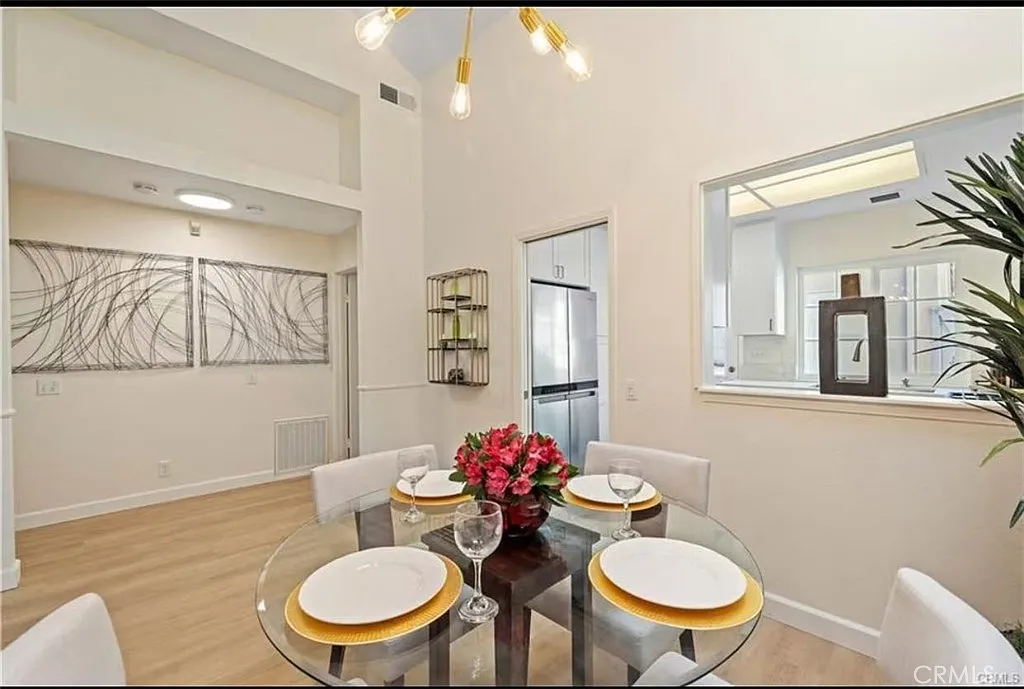 3 bed, 924 sqft, $4,800 — Photo 4