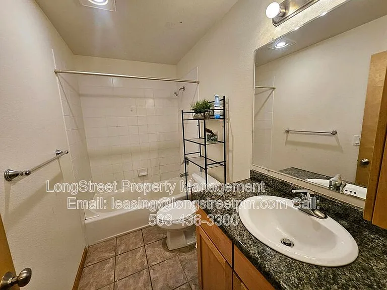 720 NW Naito Pkwy #D22 — Photo 11