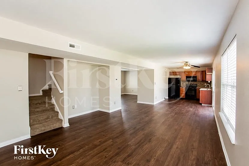 4 bed, 2.5 bath, 1814 sqft, $2,015 — Photo 4