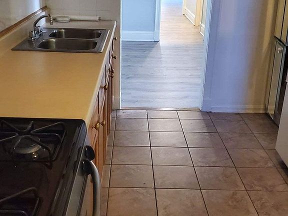 3rd image of 833 W Leland Ave APT 1F