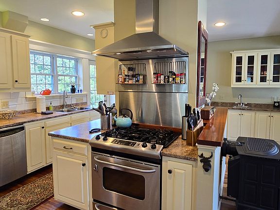Full Kitchen with all of the accessories, Gas cooking