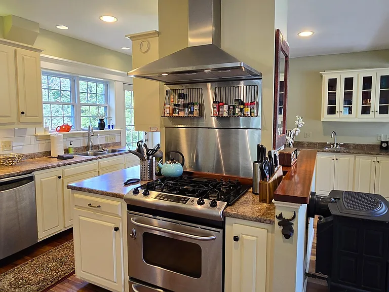 Full Kitchen with all of the accessories, Gas cooking