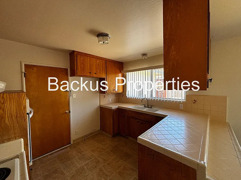 790 Fairfax Dr — Photo 10