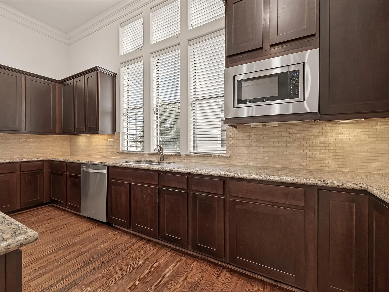 3 bed, 3.5 bath, 2420 sqft, $3,600 — Photo 4