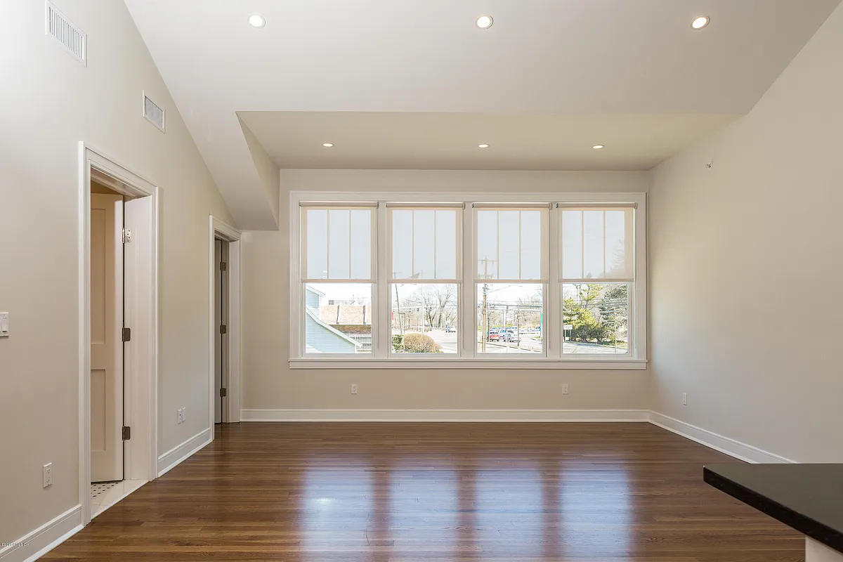 Building Photo - 1191 E Putnam Ave #3