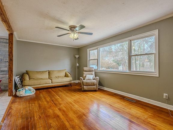 4th image of 262 East Dr