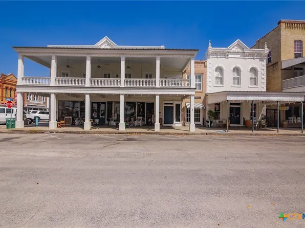 102-110 N Courthouse Sq, Goliad, TX 77963