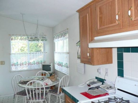 Breakfast nook & kitchen